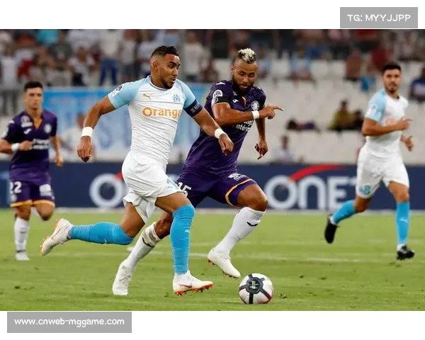 球迷冲入场内庆祝奥巴梅杨进球,马赛主场气氛热烈 球迷冲入场内庆祝奥巴梅杨进球,马赛主场气氛热烈