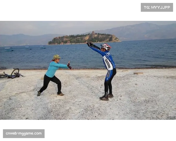 环贵州赛现-最美志愿者-，侗族姑娘每日骑行40公里为选手送补给